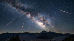 Hujan Meteor Perseids 2026 Mencapai Puncaknya Dini Hari Ini, Langit Gelap Tanpa Gangguan Cahaya Bulan